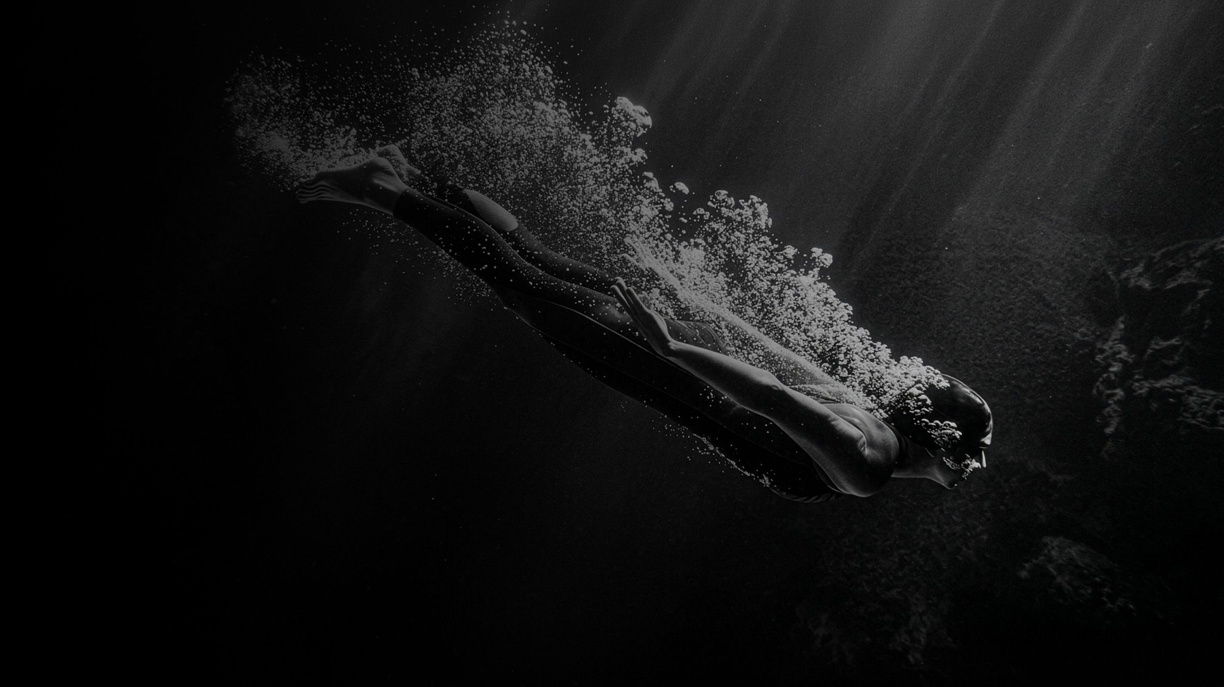 Schwimmerin unter Wasser – Sinnbild für den Einstieg bei Bela Aqua