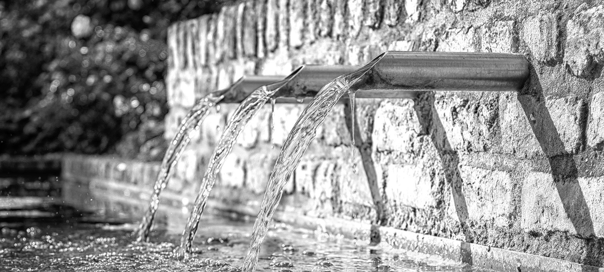 Brunnen mit Wasser in Trinkwasserqualität
