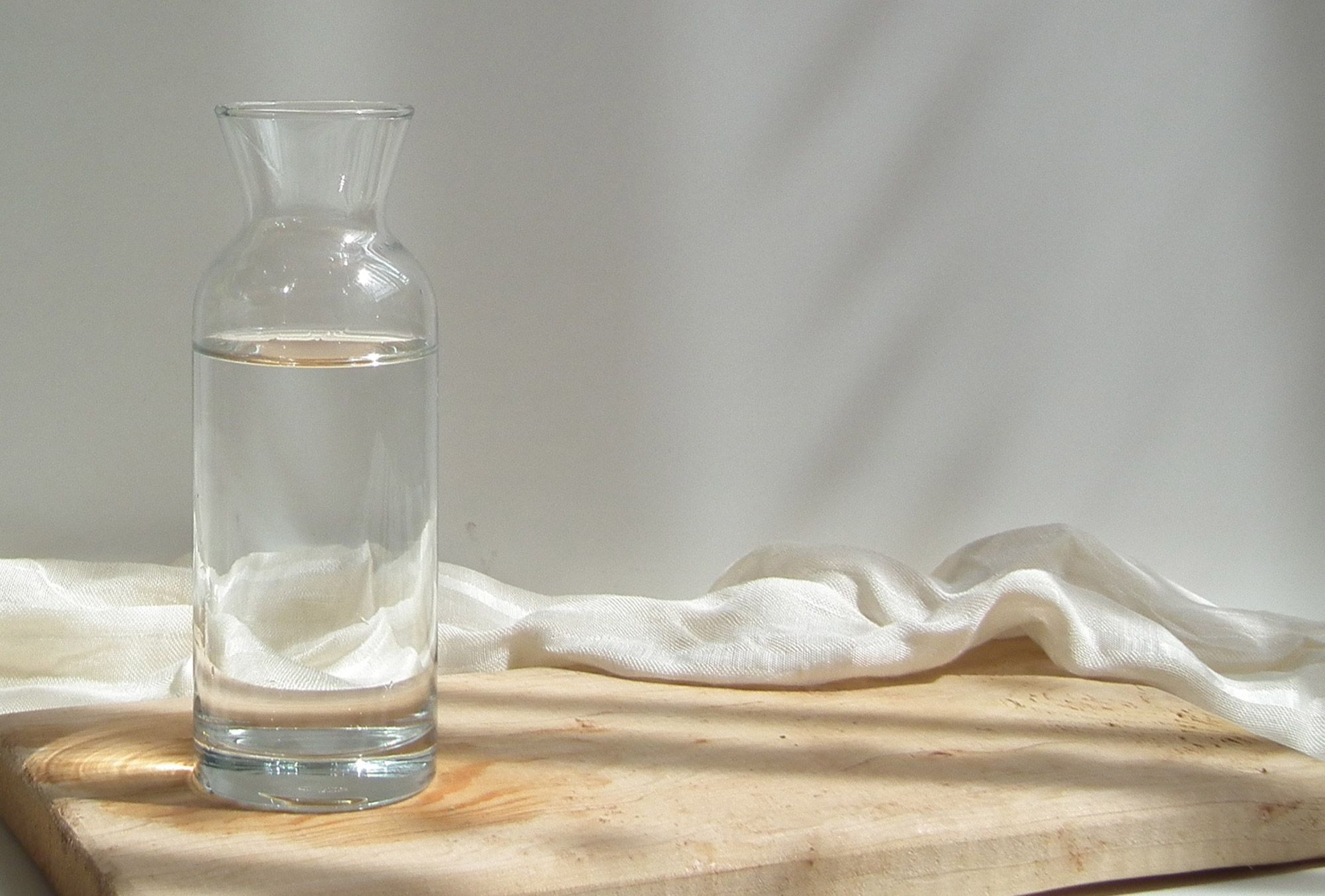 Glaskaraffe mit Hydrogenwasser